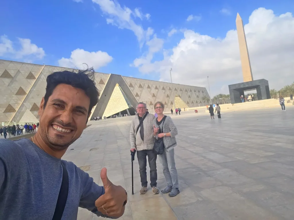 Wael con un gruppo di Egitto Unico alla scopertqa del grande museo egizio