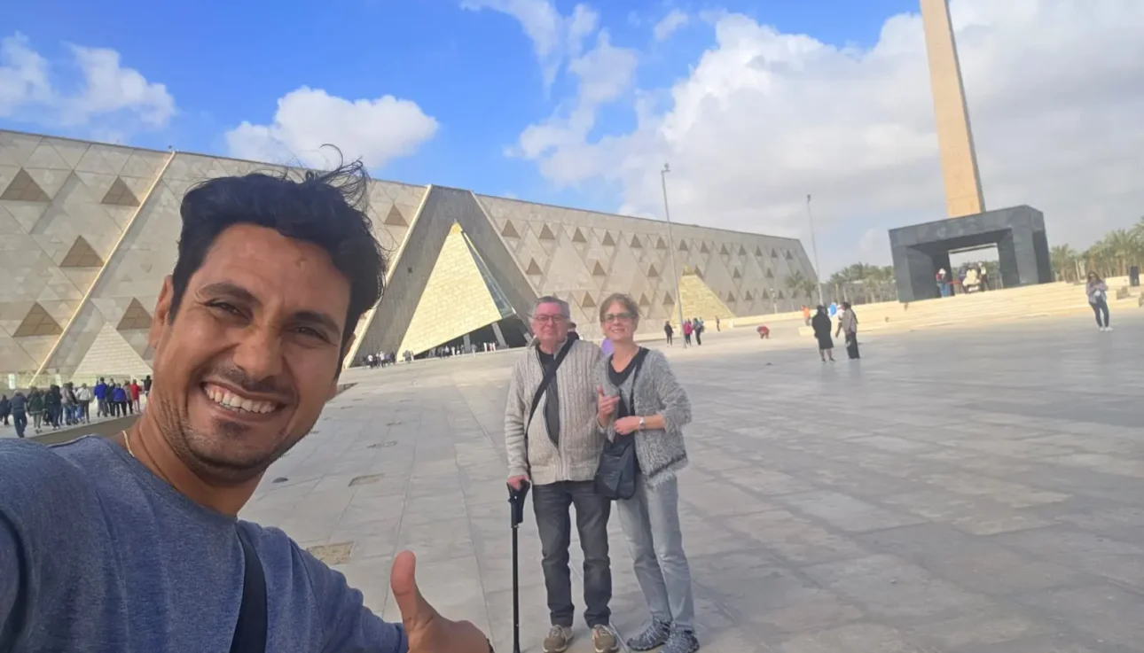 Wael con un gruppo di Egitto Unico alla scopertqa del grande museo egizio