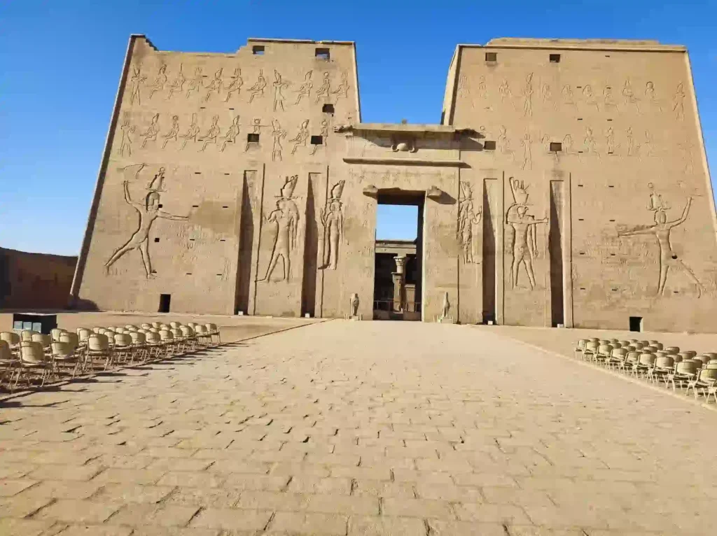 Ingresso principale del Tempio di Horus a Edfu con rilievi egizi scolpiti sulla facciata monumentaleparte del pacchetto 10 giorni Luxor Assuan
