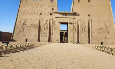 Ingresso principale del Tempio di Horus a Edfu con rilievi egizi scolpiti sulla facciata monumentaleparte del pacchetto 10 giorni Luxor Assuan