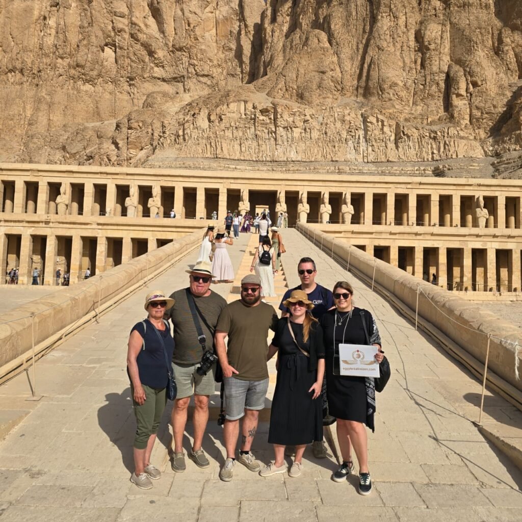 Gruppo di turisti in visita al Tempio di Hatshepsut a Luxor durante un tour in Egitto con crociera sul Nilo, circondati dalla maestosità dell’antica architettura e immersi nella storia millenaria del sito archeologico