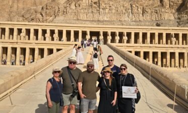 Gruppo di turisti in visita al Tempio di Hatshepsut a Luxor durante un tour in Egitto con crociera sul Nilo, circondati dalla maestosità dell’antica architettura e immersi nella storia millenaria del sito archeologico