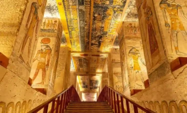 Interno decorato di una tomba egizia a Luxor, parte del pacchetto 10 giorni Luxor Assuan, con geroglifici e affreschi antichi sulle pareti e soffitto