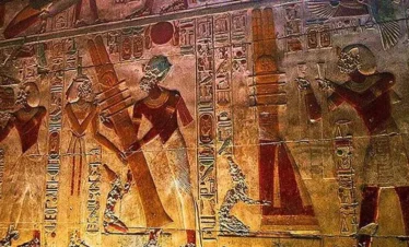 Bassorilievi colorati del Tempio di Seti I ad Abydos visitato durante l’escursione in giornata da Hurghada a Dendera e Abydos con guida di Egitto Unico