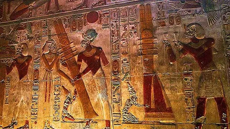 Bassorilievi colorati del Tempio di Seti I ad Abydos visitato durante l’escursione in giornata da Hurghada a Dendera e Abydos con guida di Egitto Unico