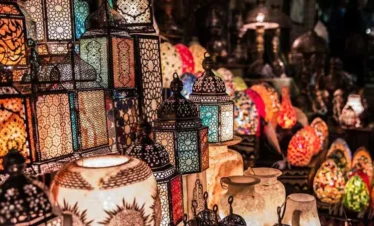 Lampade colorate al bazar Khan El Khalili durante il tour Cairo Marsa Alam in aereo