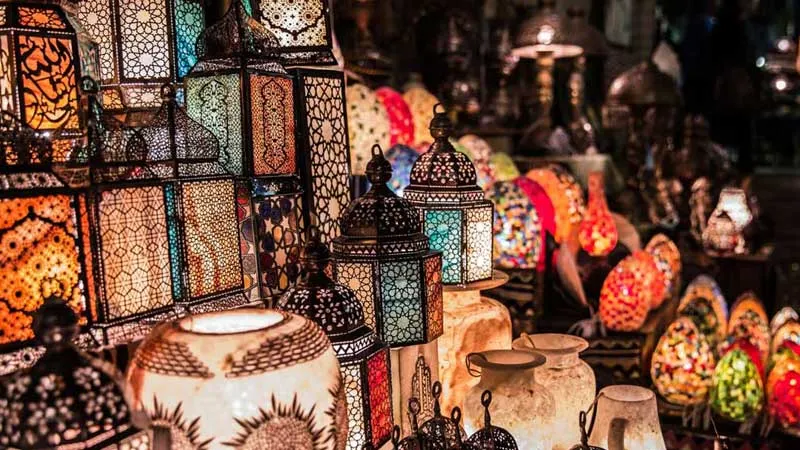 Lampade colorate al bazar Khan El Khalili durante il tour Cairo Marsa Alam in aereo