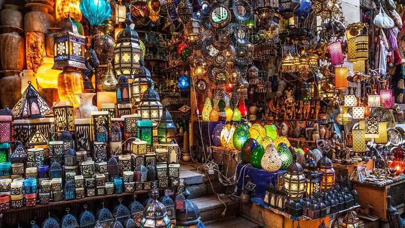 Colorate lanterne al bazar Khan el Khalili durante l’escursione al Cairo da Sharm in aereo con guida italiana