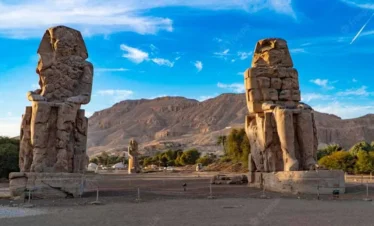 I Colossi di Memnone a Luxor al tramonto durante l’escursione privata di un giorno in auto da Hurghada con Egitto Unico