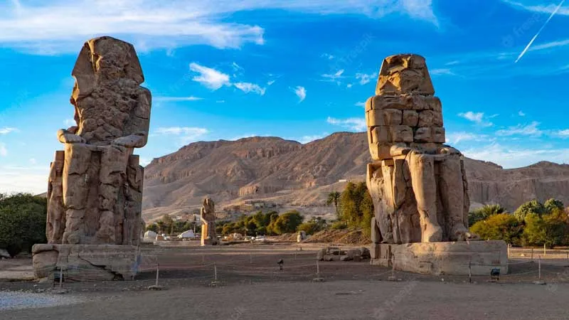 I Colossi di Memnone a Luxor al tramonto durante l’escursione privata di un giorno in auto da Hurghada con Egitto Unico