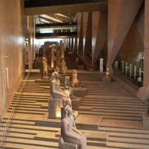 Scalinata monumentale del Grande Museo Egizio con statue di faraoni, visitata durante l'escursione al Cairo da Sharm el Sheikh