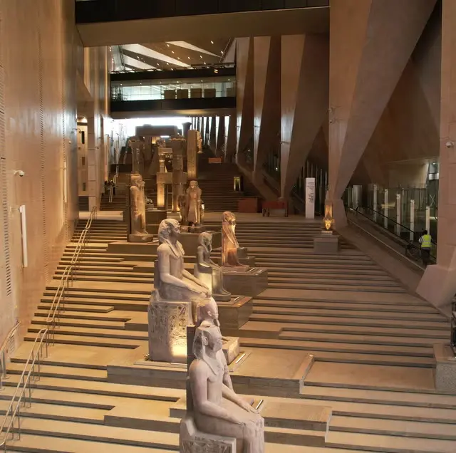 Scalinata monumentale del Grande Museo Egizio con statue di faraoni, visitata durante l'escursione al Cairo da Sharm el Sheikh