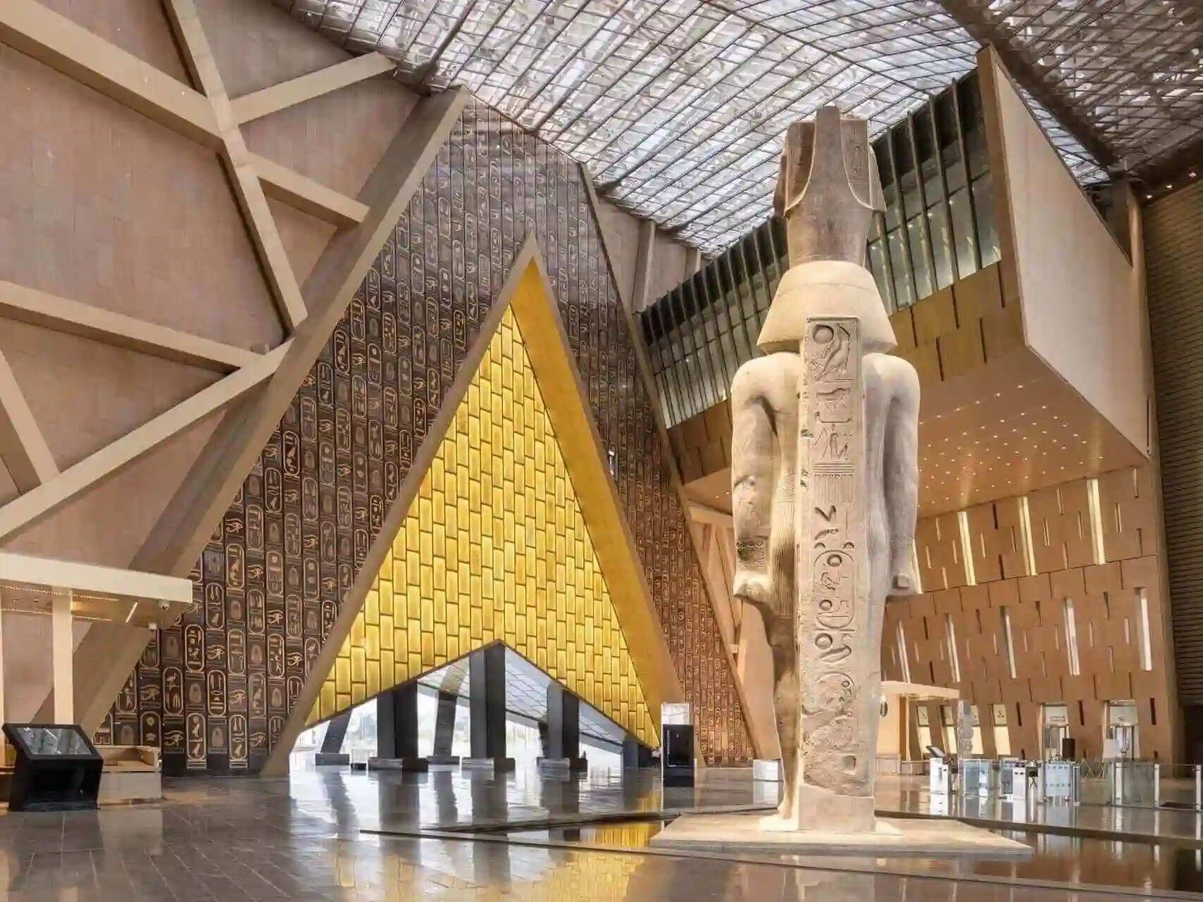 Interno del Grande Museo Egizio al Cairo durante l’escursione da Hurghada in giornata