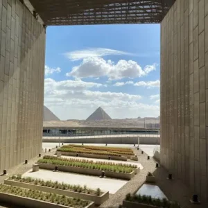 Piramidi di Giza viste dall'ingresso del Grande Museo Egizio, tappa dell'escursione al Cairo da Sharm in aereo