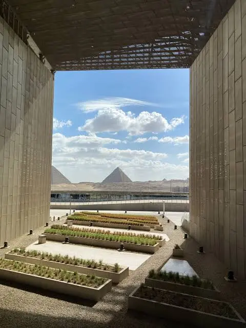 Piramidi di Giza viste dall'ingresso del Grande Museo Egizio, tappa dell'escursione al Cairo da Sharm in aereo