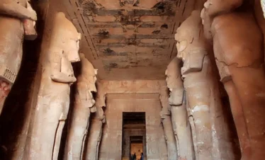 Interno del grande tempio di Abu Simbel con statue colossali di Ramses II allineate lungo le pareti durante l'escursione da Marsa Alam ad Assuan