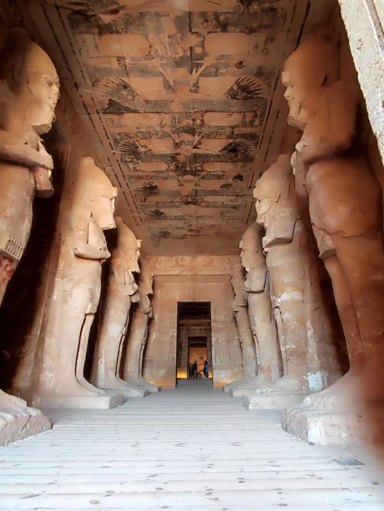 Interno del grande tempio di Abu Simbel con statue colossali di Ramses II allineate lungo le pareti durante l'escursione da Marsa Alam ad Assuan