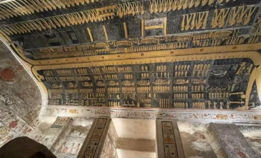 Soffitto decorato con geroglifici dorati nella tomba faraonica nella Valle dei Re a Luxor, tappa dell’escursione da Marsa Alam