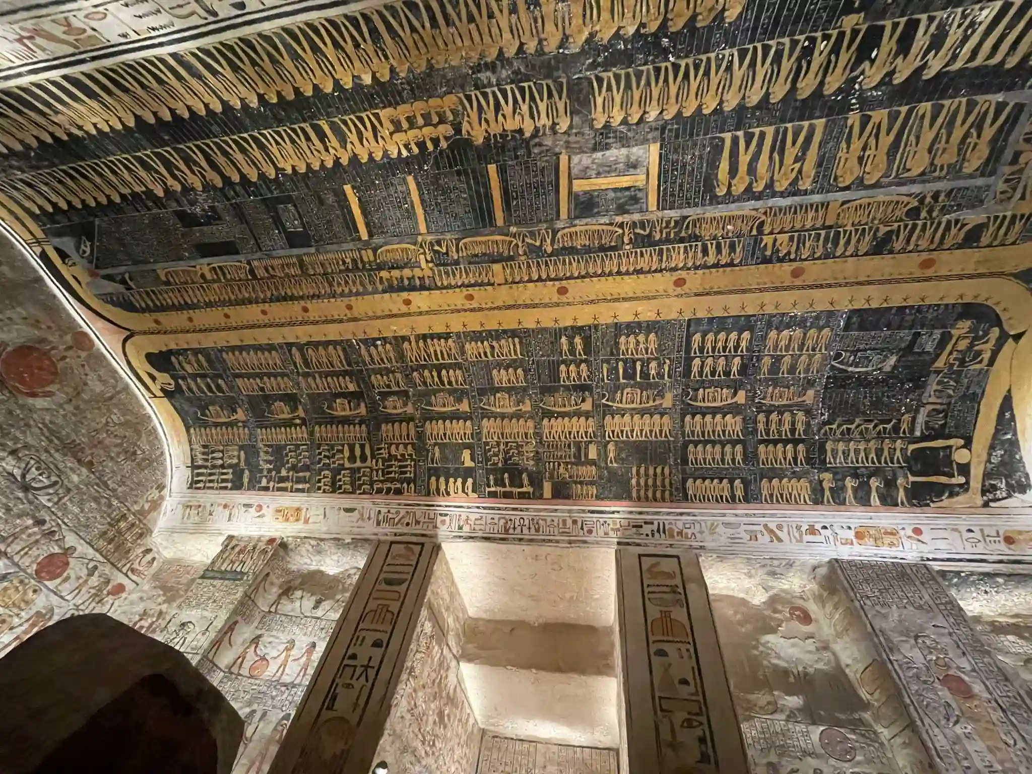 Soffitto decorato con geroglifici dorati nella tomba faraonica nella Valle dei Re a Luxor, tappa dell’escursione da Marsa Alam