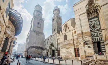 Centro storico del Cairo con moschee e architettura islamica durante il tour Cairo Marsa Alam in aereo