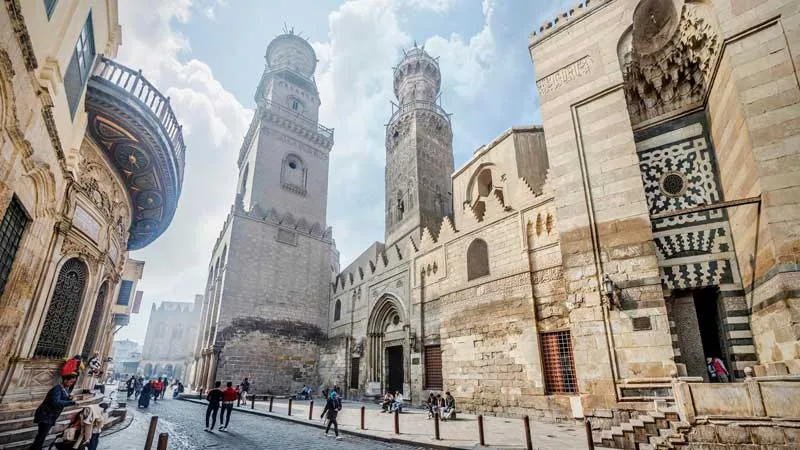 Centro storico del Cairo con moschee e architettura islamica durante il tour Cairo Marsa Alam in aereo