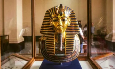 Maschera d'oro di Tutankhamon esposta al Museo Egizio durante il tour Cairo Marsa Alam in aereo