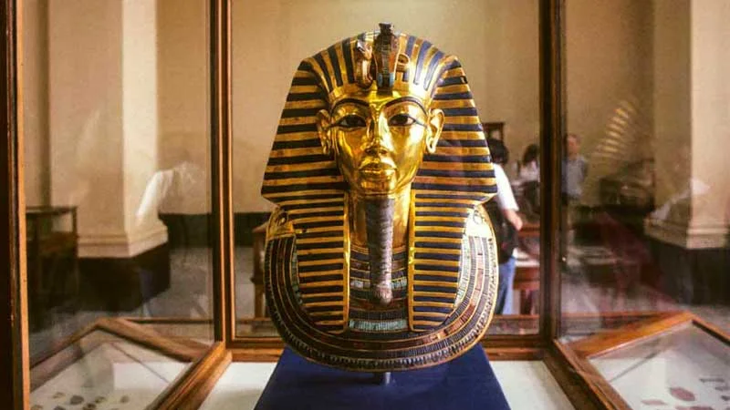 Maschera d'oro di Tutankhamon esposta al Museo Egizio durante il tour Cairo Marsa Alam in aereo