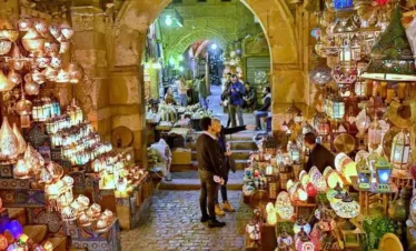 Colorate lanterne e bancarelle nel mercato Khan El Khalili al Cairo, durante il tour di 15 giorni in Egitto tra storia e meraviglie