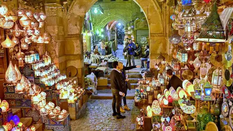 Colorate lanterne e bancarelle nel mercato Khan El Khalili al Cairo, durante il tour di 15 giorni in Egitto tra storia e meraviglie
