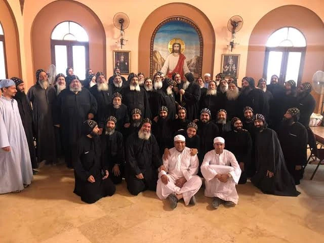 Monaci copti nei Monasteri di Sant’Antonio e San Paolo durante l’escursione da Hurghada