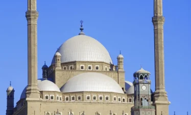 Vista della Moschea di Muhammad Ali con i suoi minareti e cupole nella Cittadella del Cairo, tappa del viaggio di 15 giorni in Egitto tra storia e meraviglie