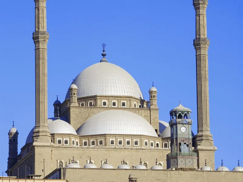 Vista della Moschea di Muhammad Ali con i suoi minareti e cupole nella Cittadella del Cairo, tappa del viaggio di 15 giorni in Egitto tra storia e meraviglie