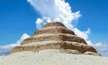 Piramide a gradoni di Saqqara sotto il cielo blu, tappa del tour di 15 giorni in Egitto tra storia e meraviglie Questi testi aiutano i motori di ricerca a capire cosa rappresenta l’immagine e migliorano l’accessibilità del sito.