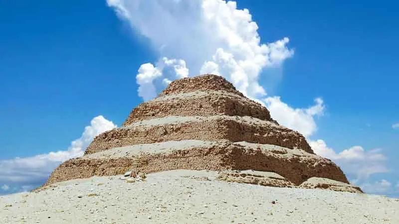 Piramide a gradoni di Saqqara sotto il cielo blu, tappa del tour di 15 giorni in Egitto tra storia e meraviglie Questi testi aiutano i motori di ricerca a capire cosa rappresenta l’immagine e migliorano l’accessibilità del sito.