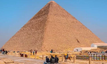 Turisti davanti alla maestosa Piramide di Cheope, una delle sette meraviglie del mondo antico, durante il tour di 2 giorni al Cairo da Marsa Alam