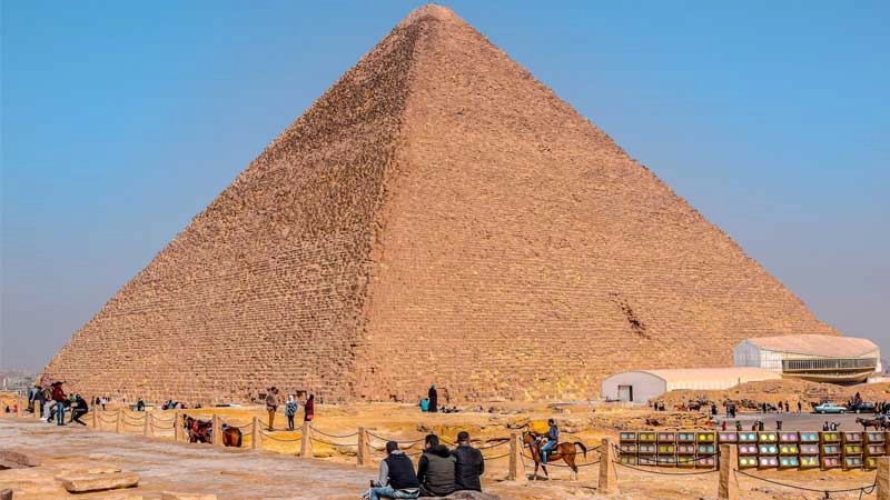 Turisti davanti alla maestosa Piramide di Cheope, una delle sette meraviglie del mondo antico, durante il tour di 2 giorni al Cairo da Marsa Alam