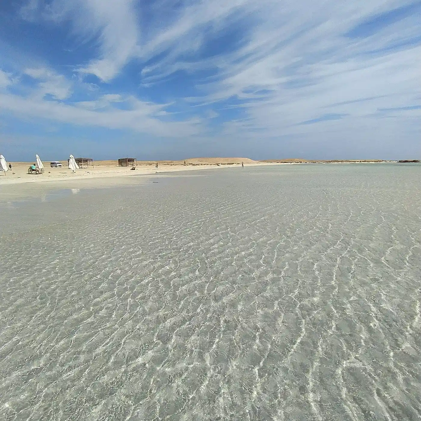 Acque trasparenti e sabbia bianca delle spiagge di Sharm El Luli e El Qulaan a Marsa Alam, perfette per una giornata di snorkeling e relax immersi nella natura incontaminata.