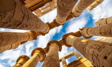 Le imponenti colonne del Tempio di Karnak a Luxor durante l’escursione privata di un giorno in auto da Hurghada con Egitto Unico