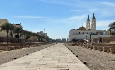 Il Viale delle Sfingi a Luxor con la Chiesa copta sulla destra e il Tempio di Luxor sullo sfondo, lungo il percorso dell’escursione da Marsa Alam