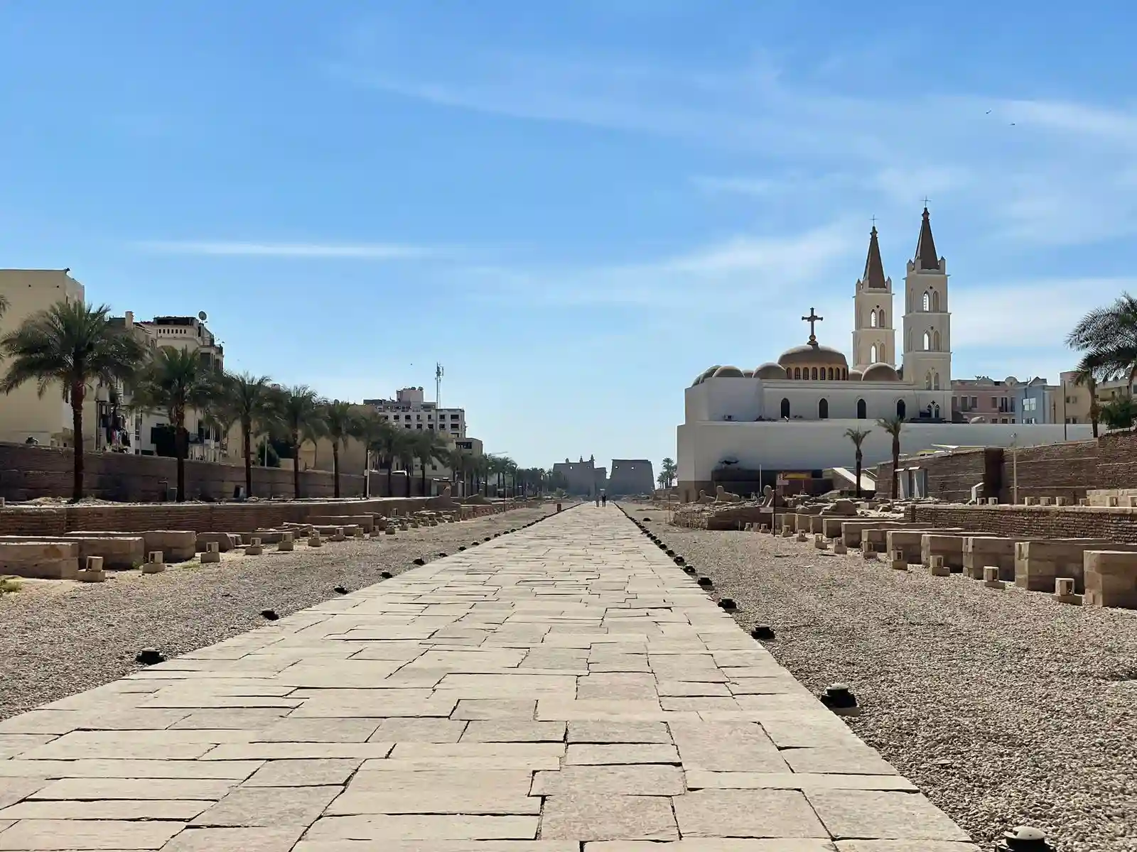 Il Viale delle Sfingi a Luxor con la Chiesa copta sulla destra e il Tempio di Luxor sullo sfondo, lungo il percorso dell’escursione da Marsa Alam