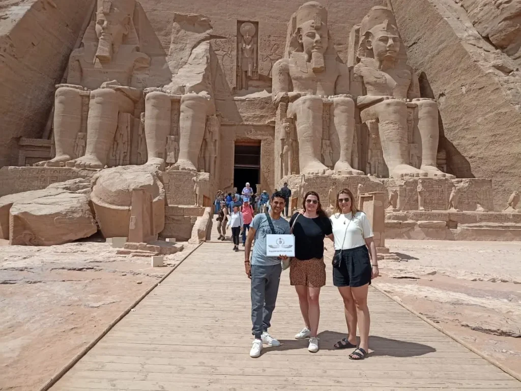 Wael rasmy proprietario di Egitto Unico con clienti davanti ai templi di Abu Simbel durante l'escursione da Marsa Alam ad Assuan