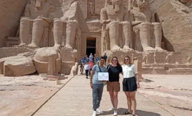 Wael rasmy proprietario di Egitto Unico con clienti davanti ai templi di Abu Simbel durante l'escursione da Marsa Alam ad Assuan