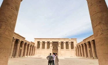 Turisti nel cortile del Tempio di Edfu dedicato a Horus durante l’escursione da Marsa Alam