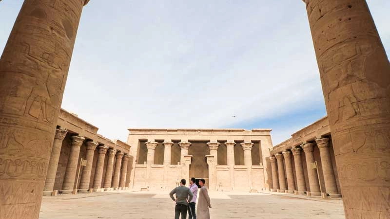 Turisti nel cortile del Tempio di Edfu dedicato a Horus durante l’escursione da Marsa Alam