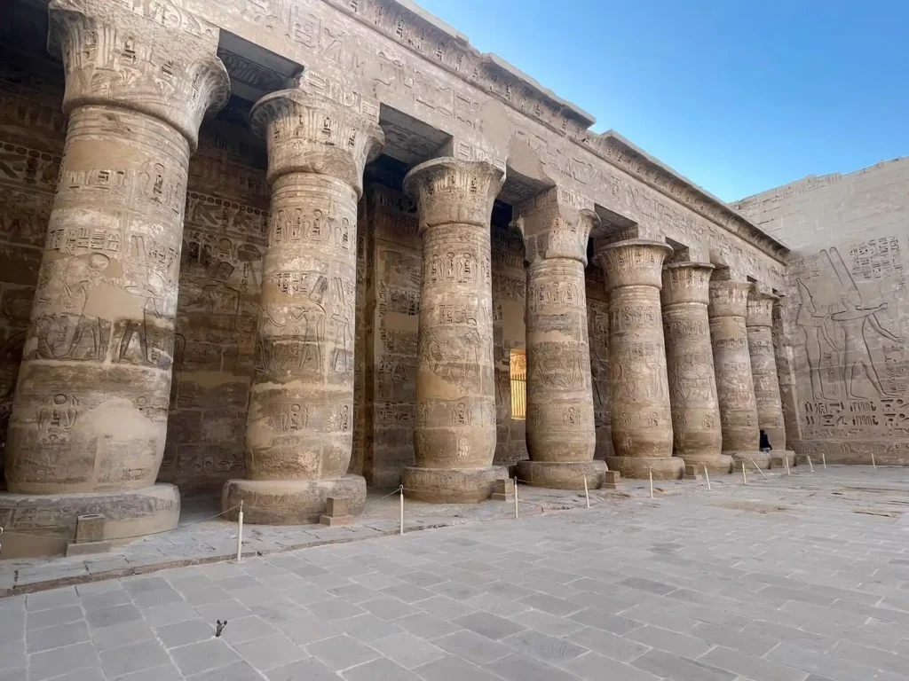 Colonne e rilievi del Tempio di Philae ad Assuan durante l’escursione di un giorno da Marsa Alam in auto
