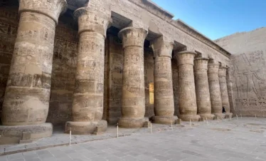 Colonne e rilievi del Tempio di Philae ad Assuan durante l’escursione di un giorno da Marsa Alam in auto
