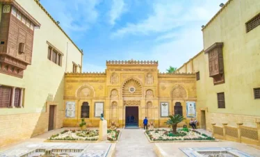 Ingresso della Chiesa Sospesa nel quartiere copto del Cairo durante l’escursione di due giorni da Hurghada in aereo