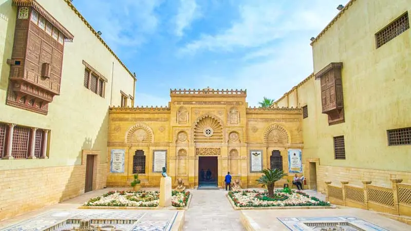 Ingresso della Chiesa Sospesa nel quartiere copto del Cairo durante l’escursione di due giorni da Hurghada in aereo