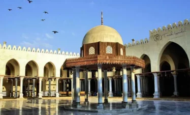 Cortile interno della Moschea di Amr Ibn Al-As al Cairo durante l’escursione di due giorni da Hurghada in aereo