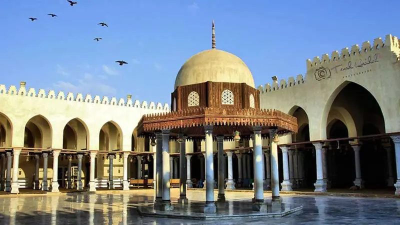 Cortile interno della Moschea di Amr Ibn Al-As al Cairo durante l’escursione di due giorni da Hurghada in aereo